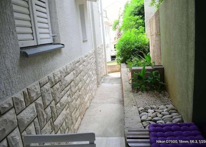 Draga & Lola Baška Voda